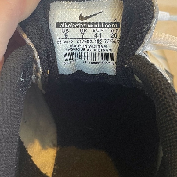 Men’s size 8 / 41 Nike Golf shoes. White and black leather. Barely worn. - Picture 8 of 8